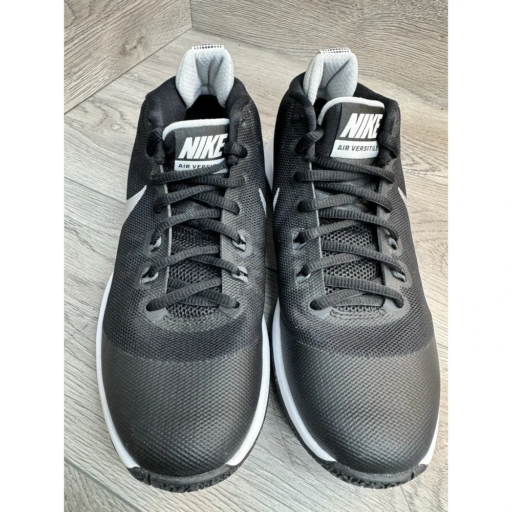 Nike Air Versatile Basketball Running Shoes Sneakers Athletic Women's 7 Black